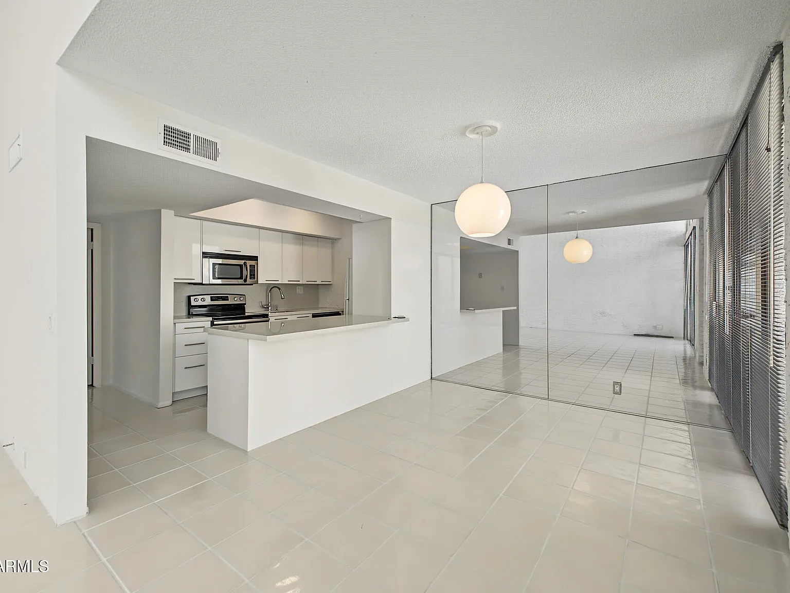 3 bed, 2.0 bath, 1752 sqft, $3,975 — Photo 4