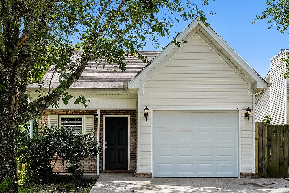 3 bed, 2.0 bath, 1204 sqft, $2,025 — Photo 1