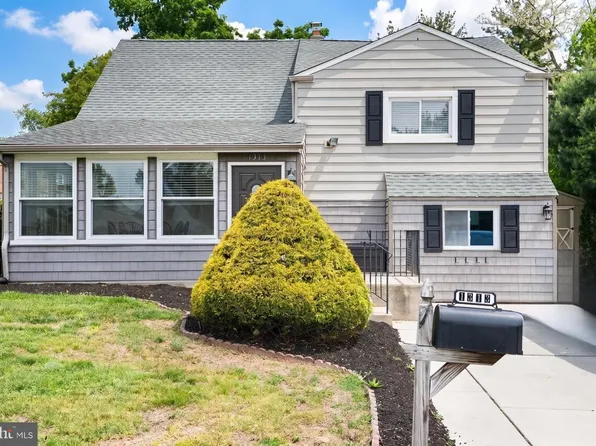 1313 Saint Mark Dr, Glendora, NJ 08029
