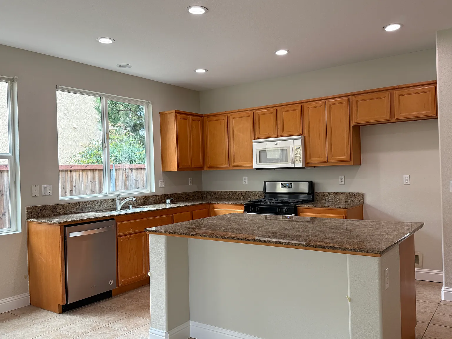 4 bed, 1870 sqft, $2,960 — Photo 3