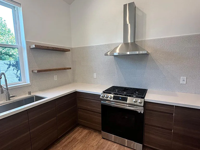 1845 N Screenland Dr — Photo 5