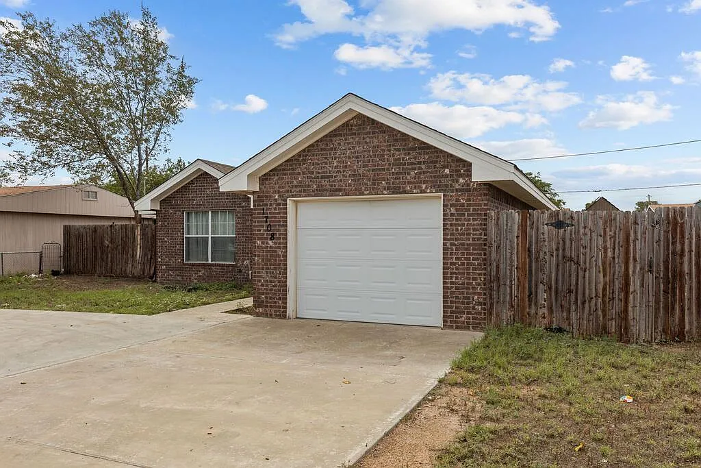 3 bed, 2.0 bath, 1375 sqft, $2,200 — Photo 2