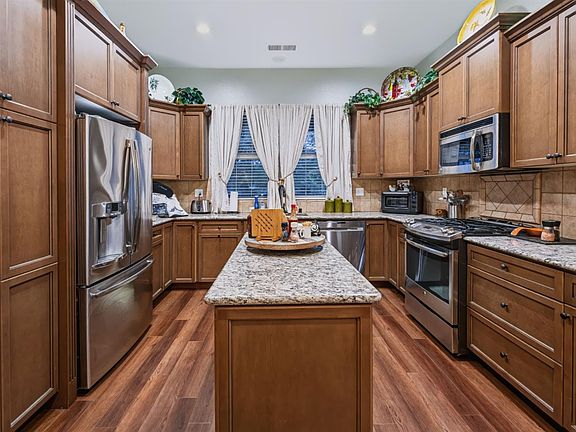 4th image of 3135 Holly Ave