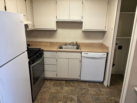3rd image of 6225 Lincolnshire Ct SE #1