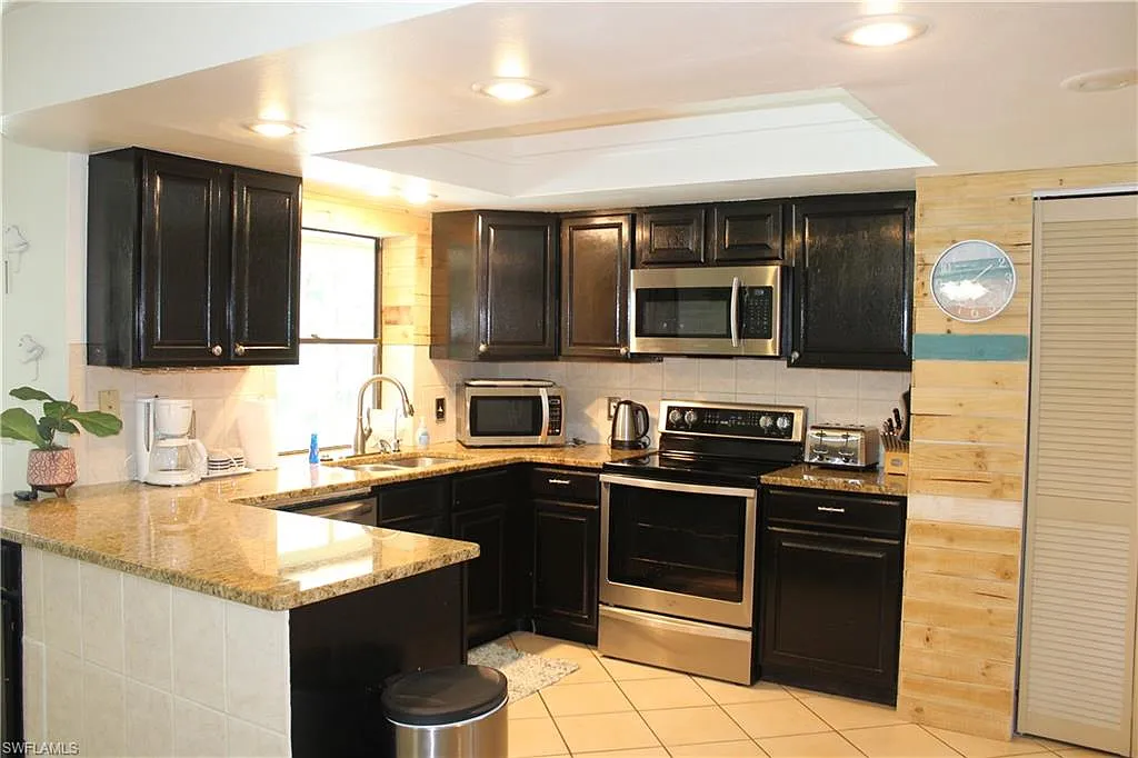 3 bed, 2.0 bath, 1407 sqft, $2,200 — Photo 3