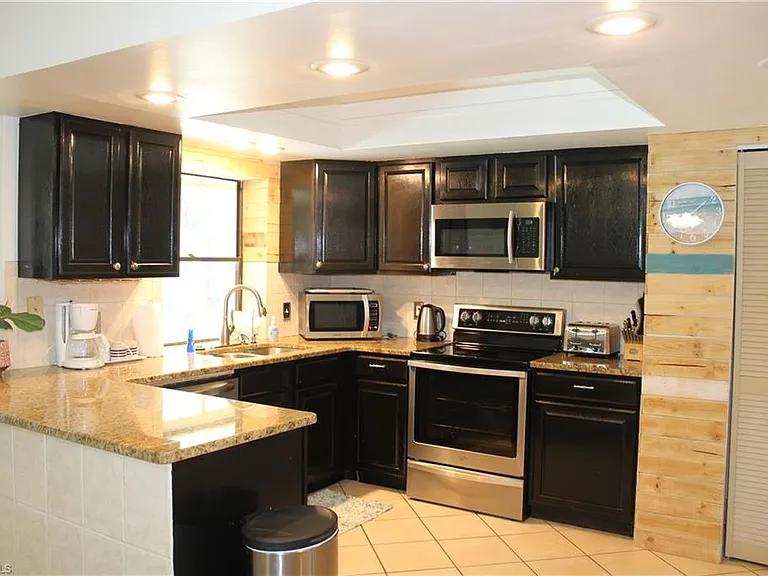 1025 NE Van Loon Ln — Photo 3