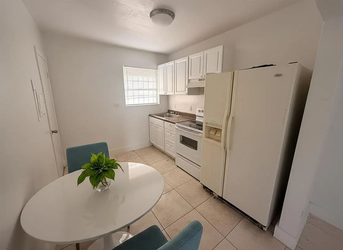 3701 NW 24th Ave - 4 — Photo 3