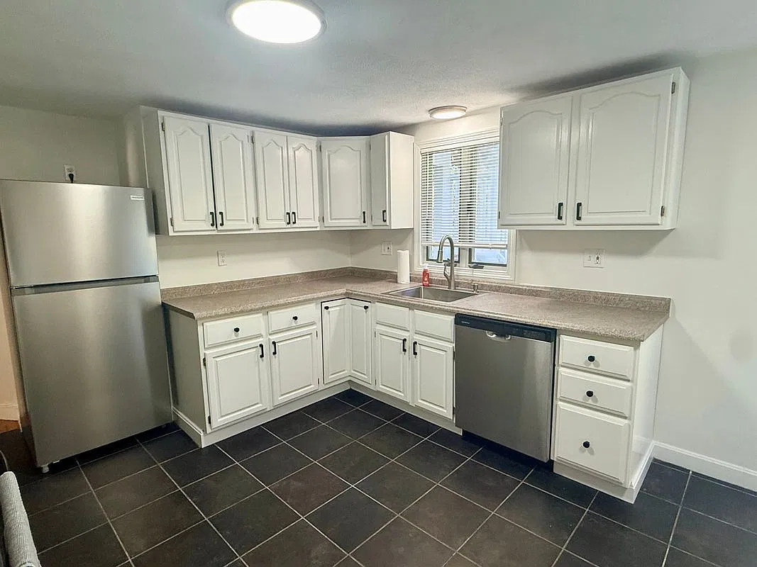3 bed, 1.0 bath, 1200 sqft, $3,500 — Photo 3