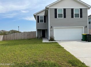 2020 Carondelet St, Ocean Springs, MS 39564