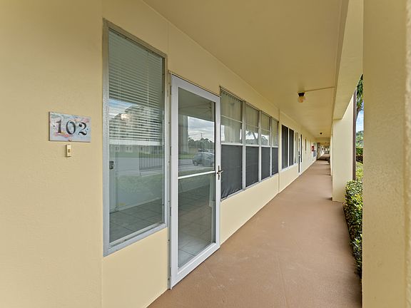 3rd image of 4700 Cove Cir APT 102