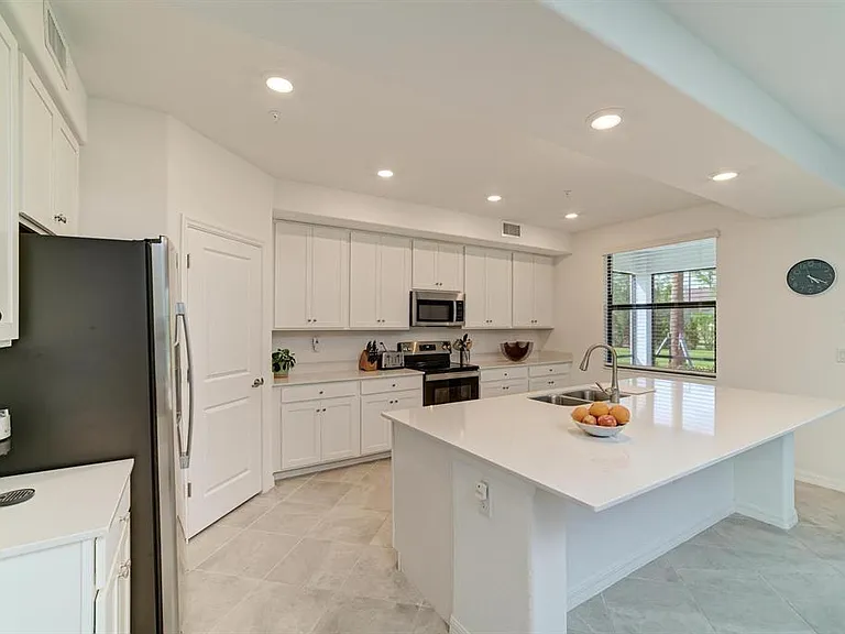 5687 N Honore Ave #411 — Photo 9
