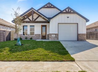 3212 Royal Crest Dr, Fort Worth, TX 76140