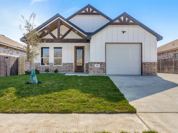 3212 Royal Crest Dr, Fort Worth, TX 76140