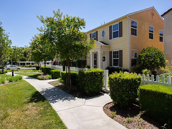 Lake View Cottage is on pedestrian green belt.