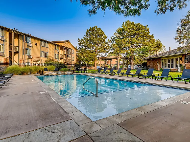 Clearview Apartments 4840-print-034-032-Pool-3600x2403-300dpi