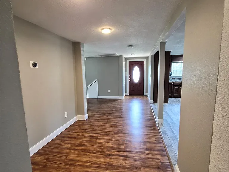 209 Florence St — Photo 13