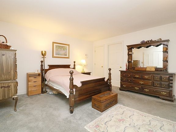 4th image of 16 N Stone Mill Dr #1014