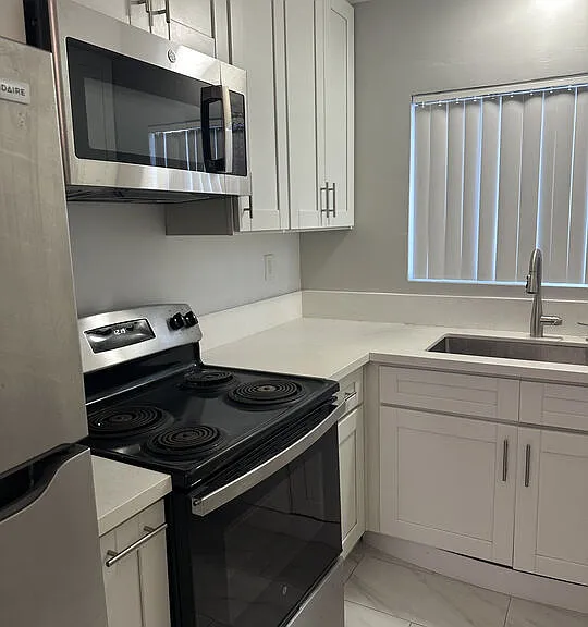 326 S Serrano Ave #4 — Photo 6