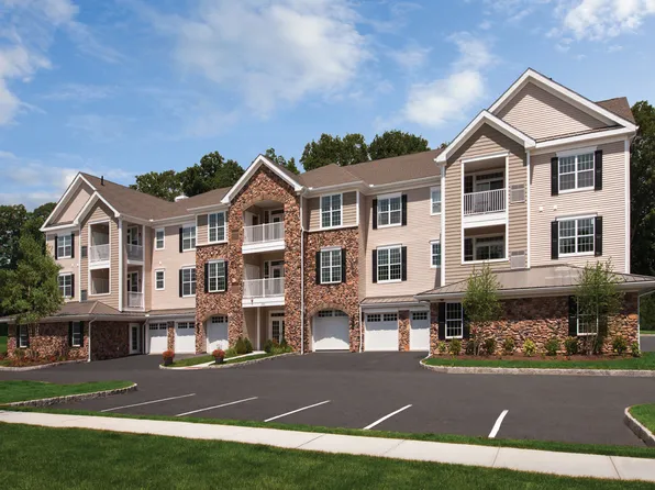 235 Brookside Ct, Newtown, CT 06470