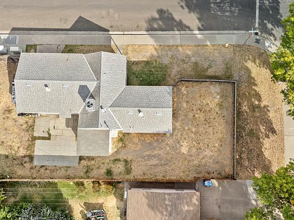 3rd image of 1401 Tebbutt Ave
