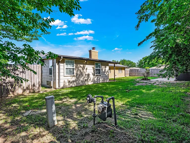 6943 NW Eisenhower Dr — Photo 37