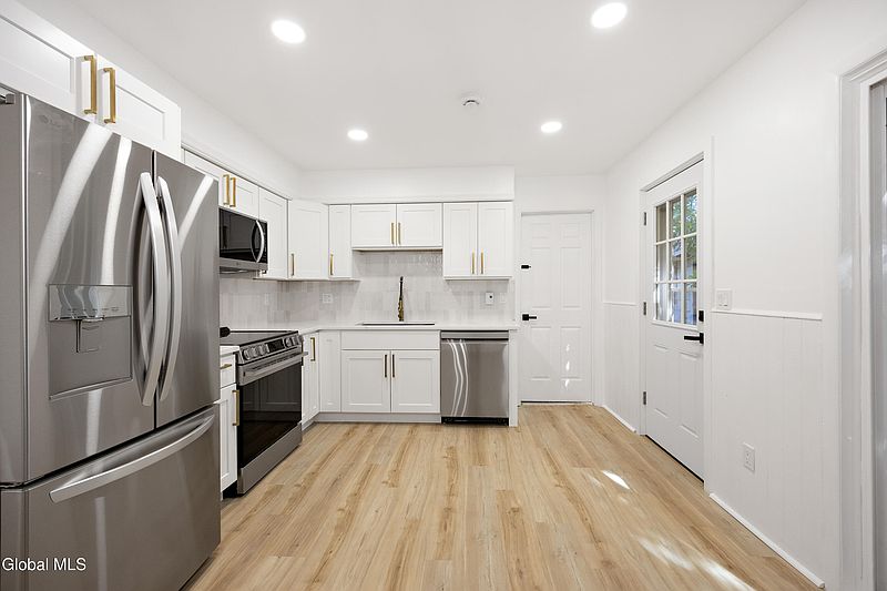 2nd image of 24 Robin Court