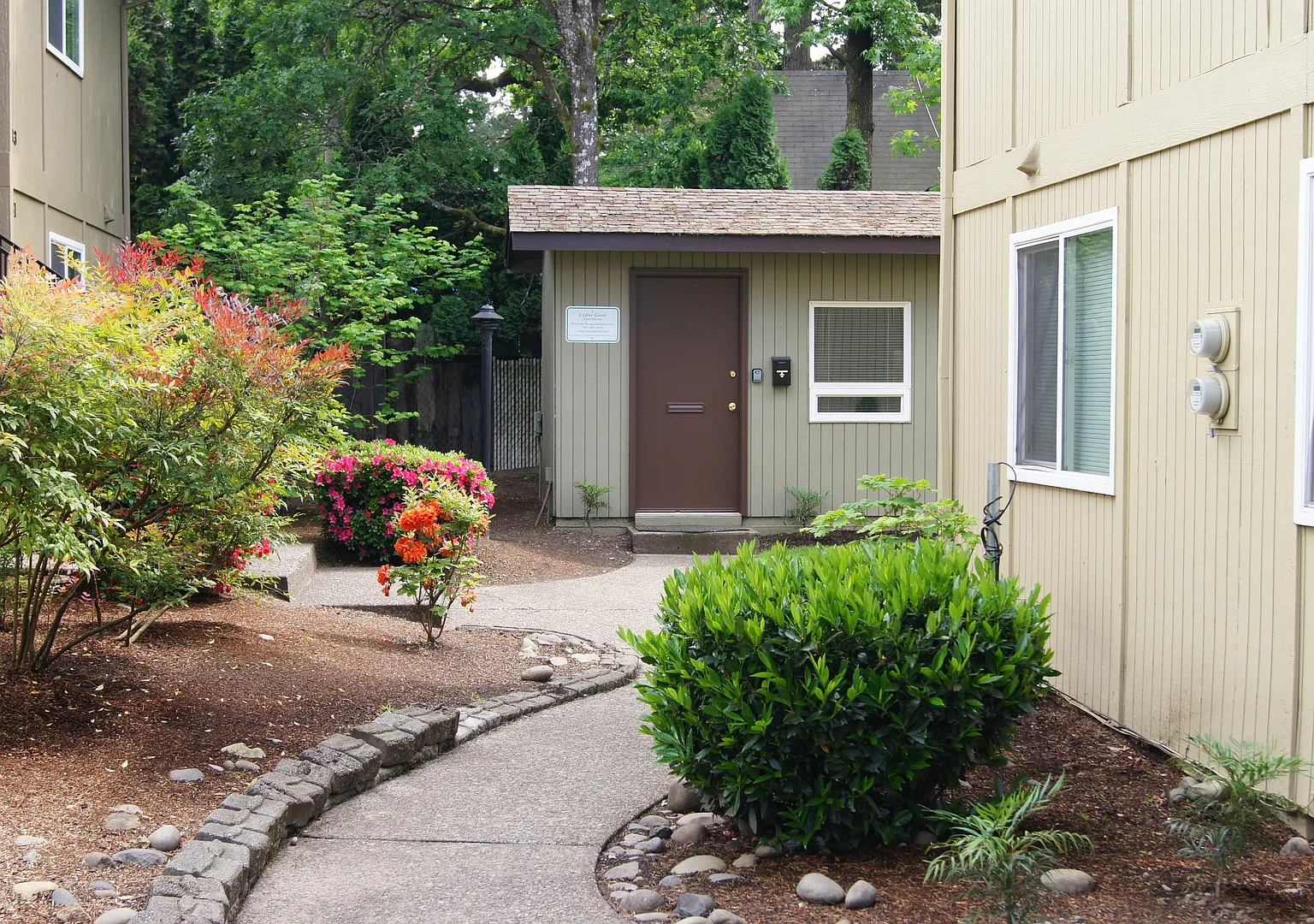 Air Conditioned, Spacious Apartments! Free Water/Sewer/Garbage — Photo 3