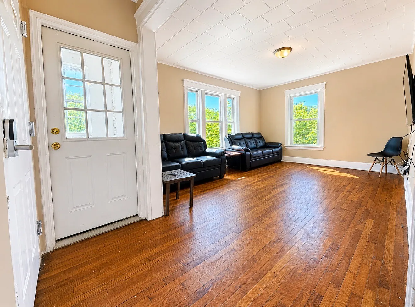 3 bed, 1.0 bath, 1000 sqft, $2,250 — Photo 3
