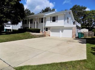 931 Ridgefield Ln, Buffalo Grove, IL 60089