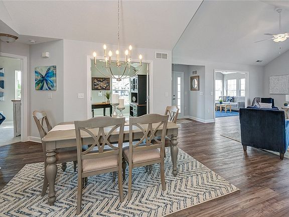 5th image of 1001 Forest Oaks Dr