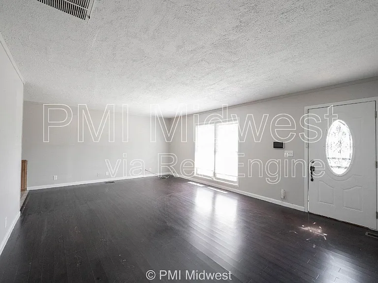 3926 Malibu Dr — Photo 3