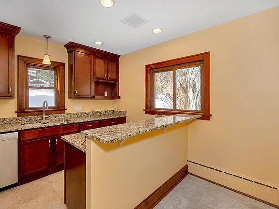5th image of 845 Grand View Ave