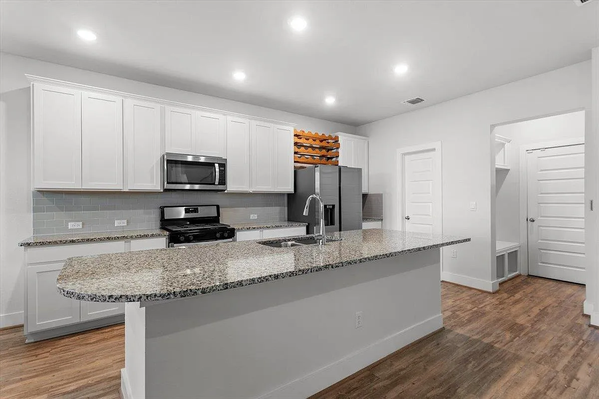 3 bed, 2.5 bath, 1737 sqft, $2,500 — Photo 3