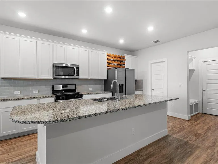 7106 Silver Star Ln — Photo 3