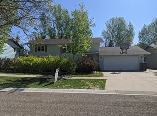 1010 Elbowoods Dr, Hazen, ND 58545