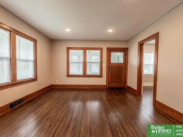 4616 Davenport St, Omaha, NE 68132