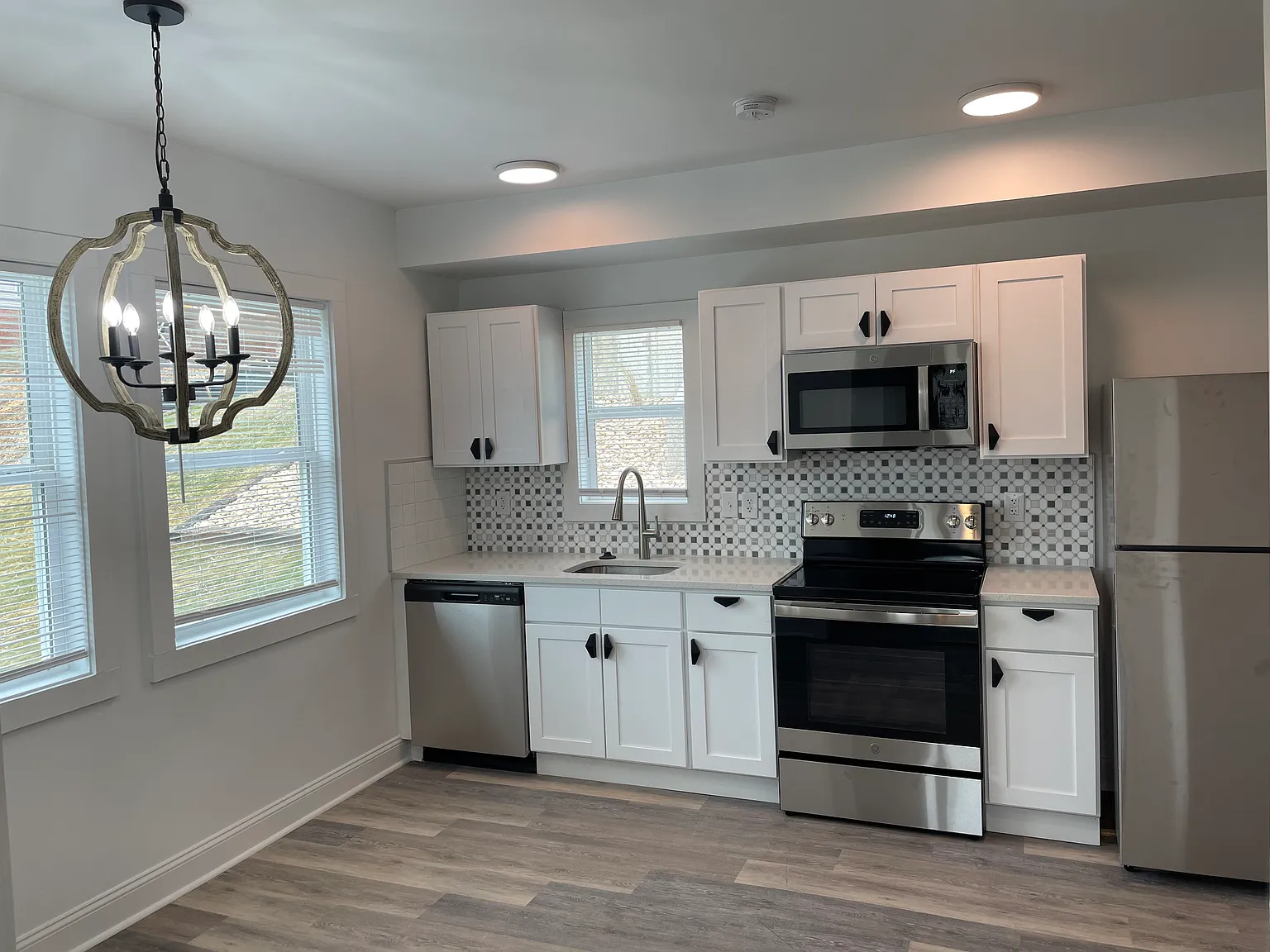 1 bed, 1.5 bath, 900 sqft, $1,025 — Photo 1