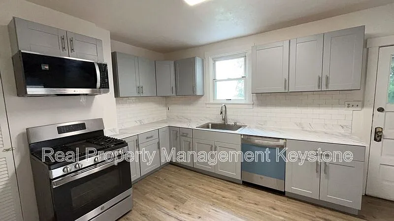 3 bed, 2.0 bath, 1184 sqft, $1,700 — Photo 4