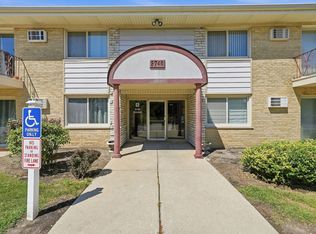 5740 Concord Ln APT 13, Clarendon Hills, IL 60514