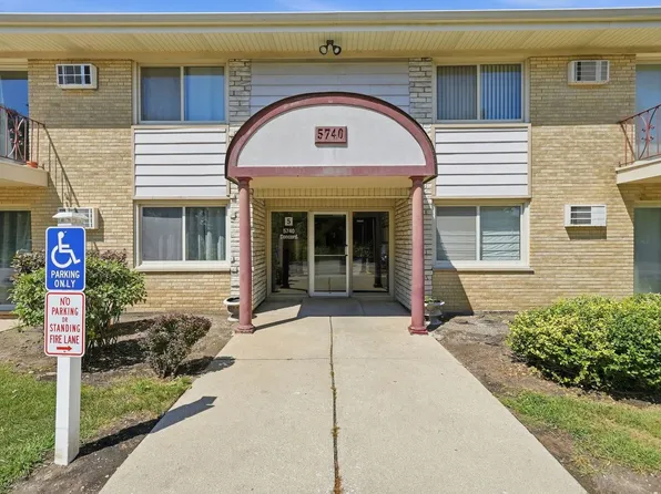5740 Concord Ln APT 13, Clarendon Hills, IL 60514