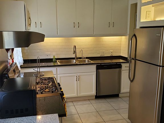 2nd image of 2112 Ocean Park Blvd #1
