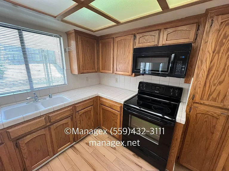 9364 N Archie Ave — Photo 6