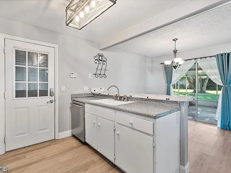 5556 Memorial Dr — Photo 2