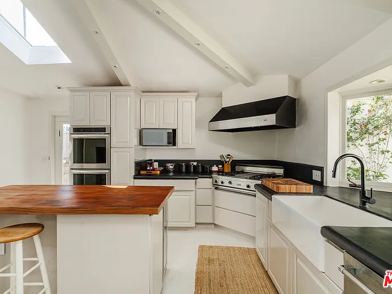 8706 Sunset Plaza Pl — Photo 14