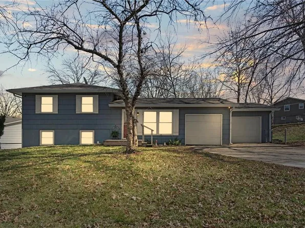 321 Manor Ln, Liberty, MO 64068