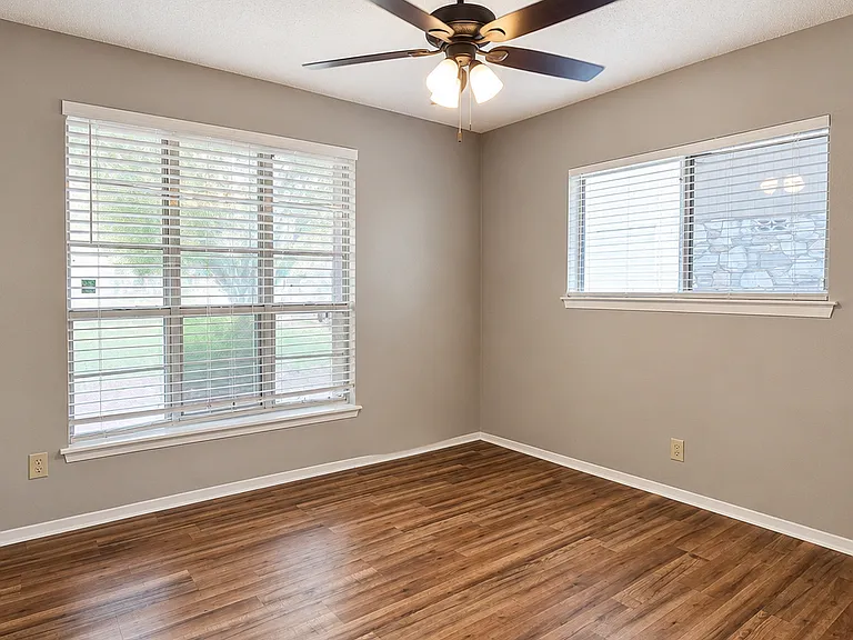8603 Leyland — Photo 9