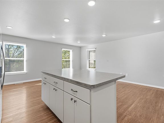 4th image of 609 5th St