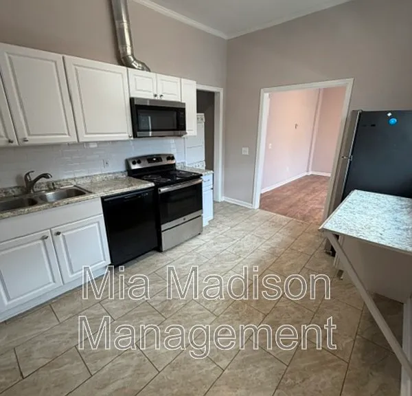 305 W 39th St — Photo 3