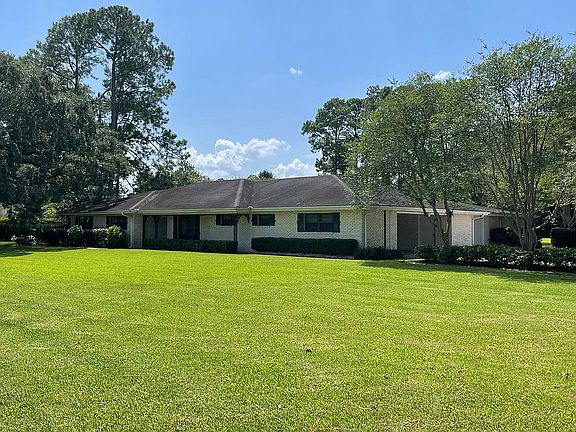 2nd image of 500 Country Club Blvd