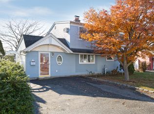 6 Universe Dr, Levittown, NY